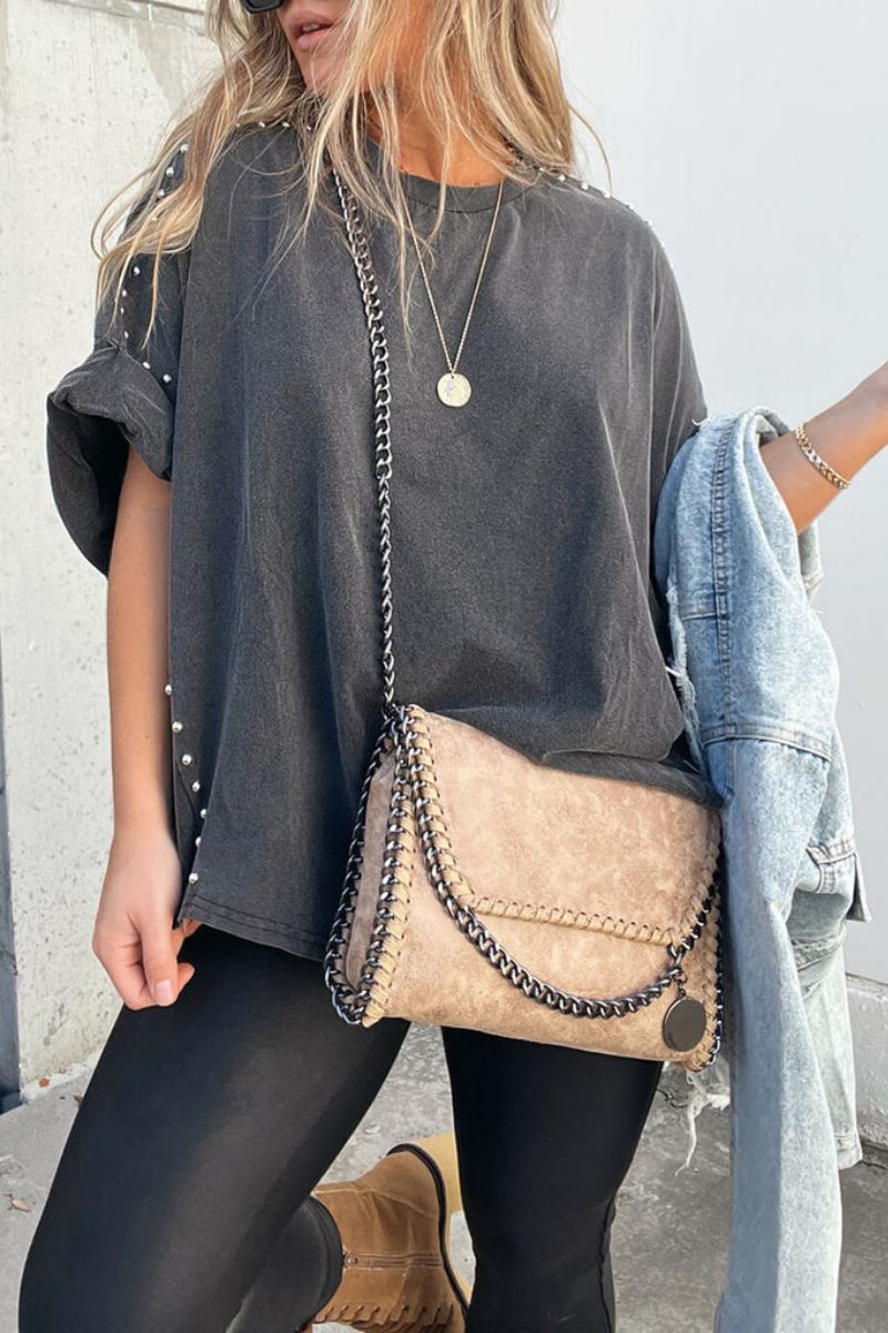 Yüksek Rulolu Kollar ve Perçinlerle Oversize T-Shirt
