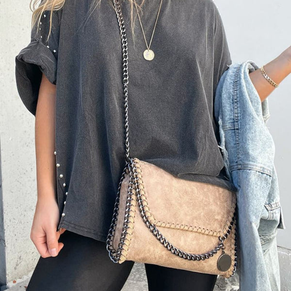 Yüksek Rulolu Kollar ve Perçinlerle Oversize T-Shirt