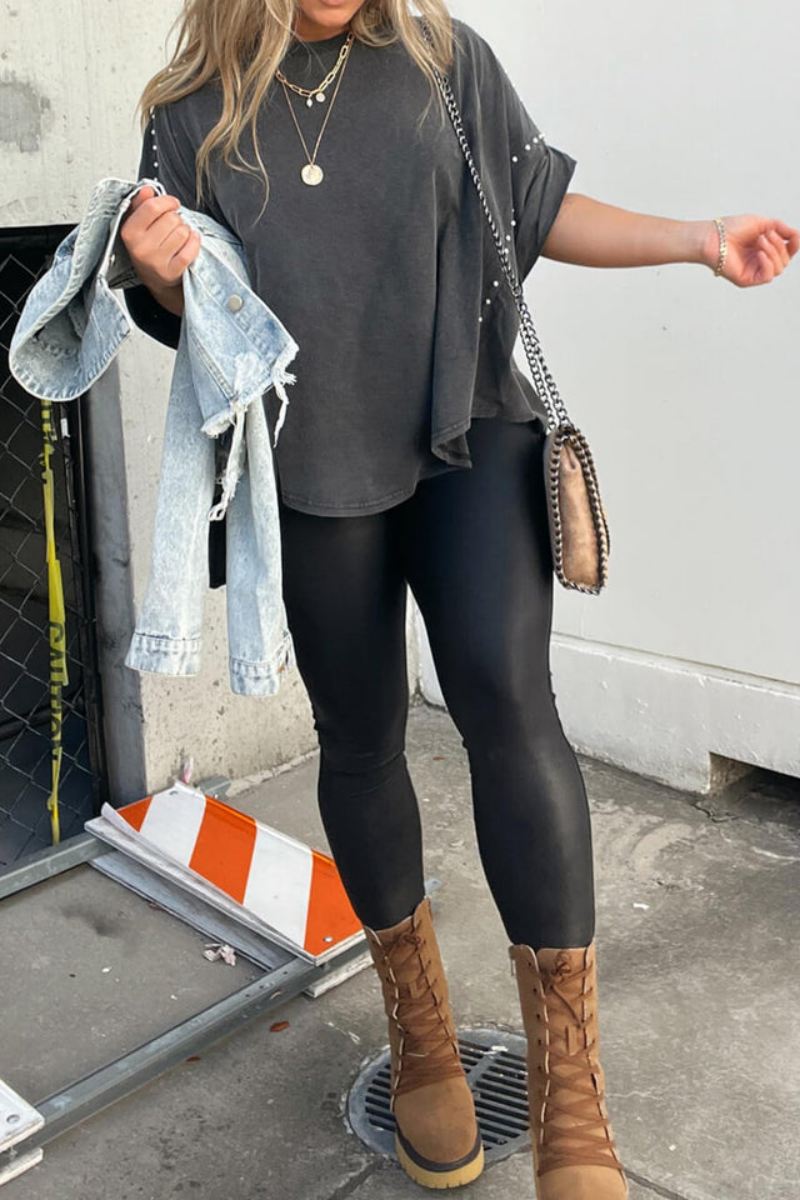 Yüksek Rulolu Kollar ve Perçinlerle Oversize T-Shirt