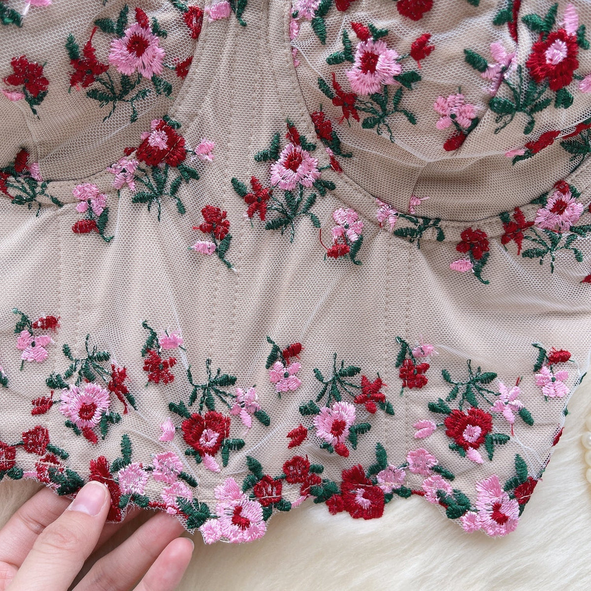 Off-shoulder Çiçek İşlemeli Dantel Bluz