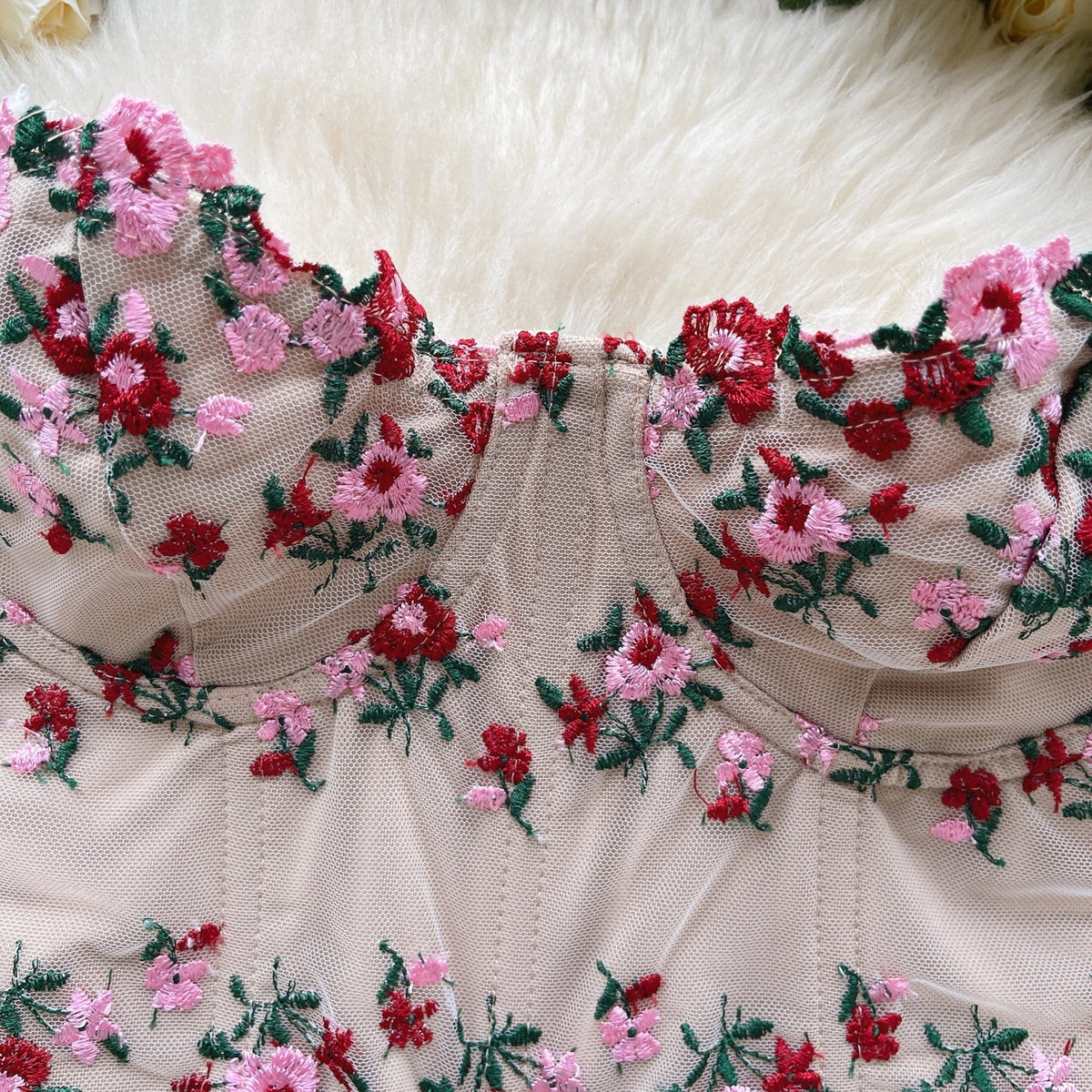 Off-shoulder Çiçek İşlemeli Dantel Bluz